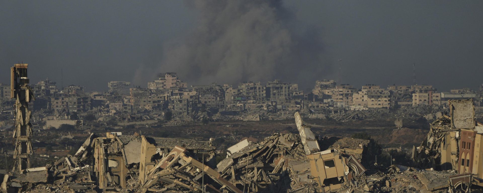 Smoke rises from an Israeli army bombardment in Gaza City, as seen from central Gaza Strip, Saturday, Sept. 13, 2025.  - Sputnik International, 1920, 16.09.2025