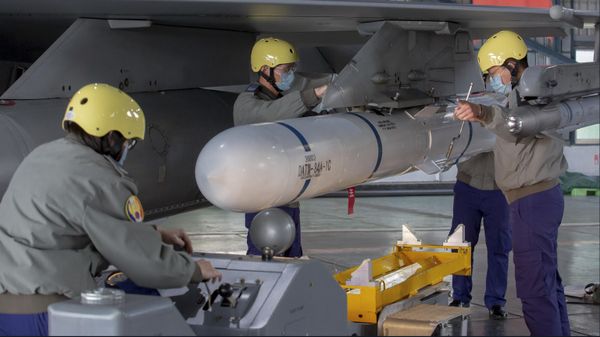 In this photo released by the Taiwan Presidential Office, ground crew attach a missile to the wing of an F-16 jet fighter at Air Force base during a visit by Taiwanese President Tsai Ing-wen, at a military base in Chiayi, southwestern Taiwan, Friday, Jan. 6, 2023. In this photo released by the Taiwan Presidential Office, ground crew attach a missile to the wing of an F-16 jet fighter at Air Force base during a visit by Taiwanese President Tsai Ing-wen, at a military base in Chiayi, southwestern Taiwan, Friday, Jan. 6, 2023. - Sputnik International