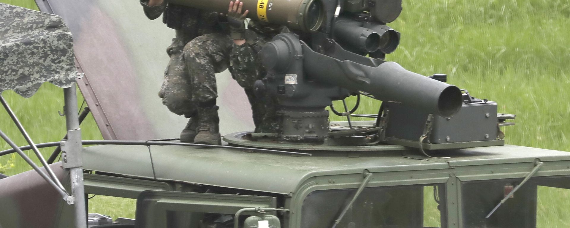 Soldiers load a TOW II A missile to an M220A2 TOW Launcher during a live fire drill in Pingtung County, Southern Taiwan, Monday, July 3, 2023. Soldiers load a TOW II A missile to an M220A2 TOW Launcher during a live fire drill in Pingtung County, Southern Taiwan, Monday, July 3, 2023. - Sputnik International, 1920, 19.09.2025