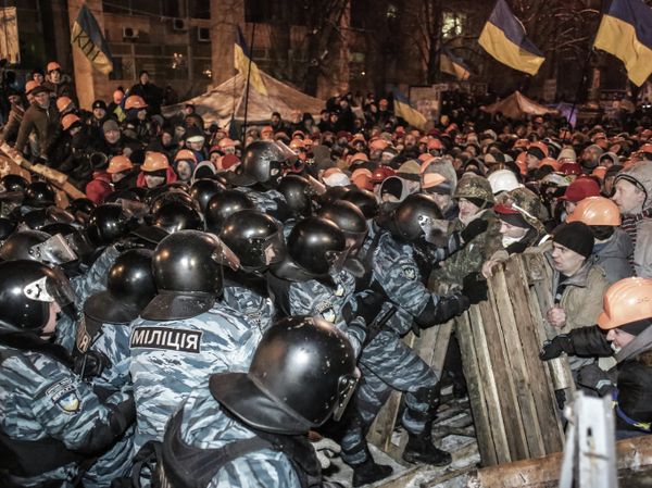 Riot police “Berkut” and anti-government protesters in Maidan square in Kiev, Ukraine - Sputnik International