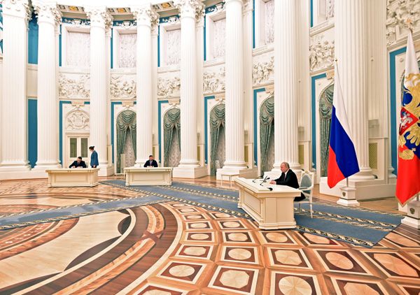 Putin recognizes the independence of the Donetsk and Lugansk Republics from Ukraine. - Sputnik International