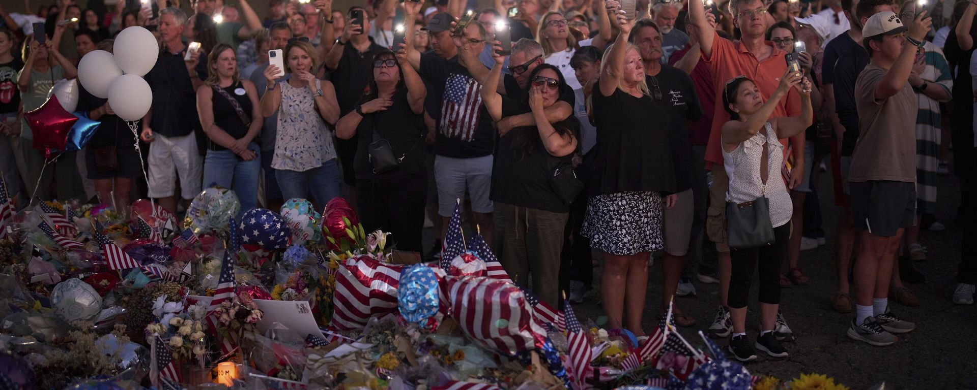 People visit a makeshift memorial for Charlie Kirk outside Turning Point USA headquarters People visit a makeshift memorial for Charlie Kirk outside Turning Point USA headquarters - Sputnik International, 1920, 21.09.2025