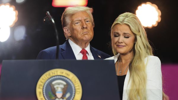 President Donald Trump stands with Erika Kirk at the memorial for Charlie Kirk - Sputnik International