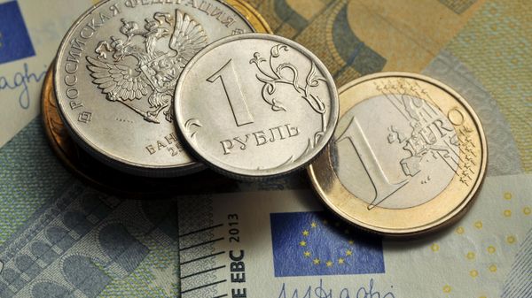 Coins of 1 ruble and 1 euro against the background of a 5 euro banknote. - Sputnik International
