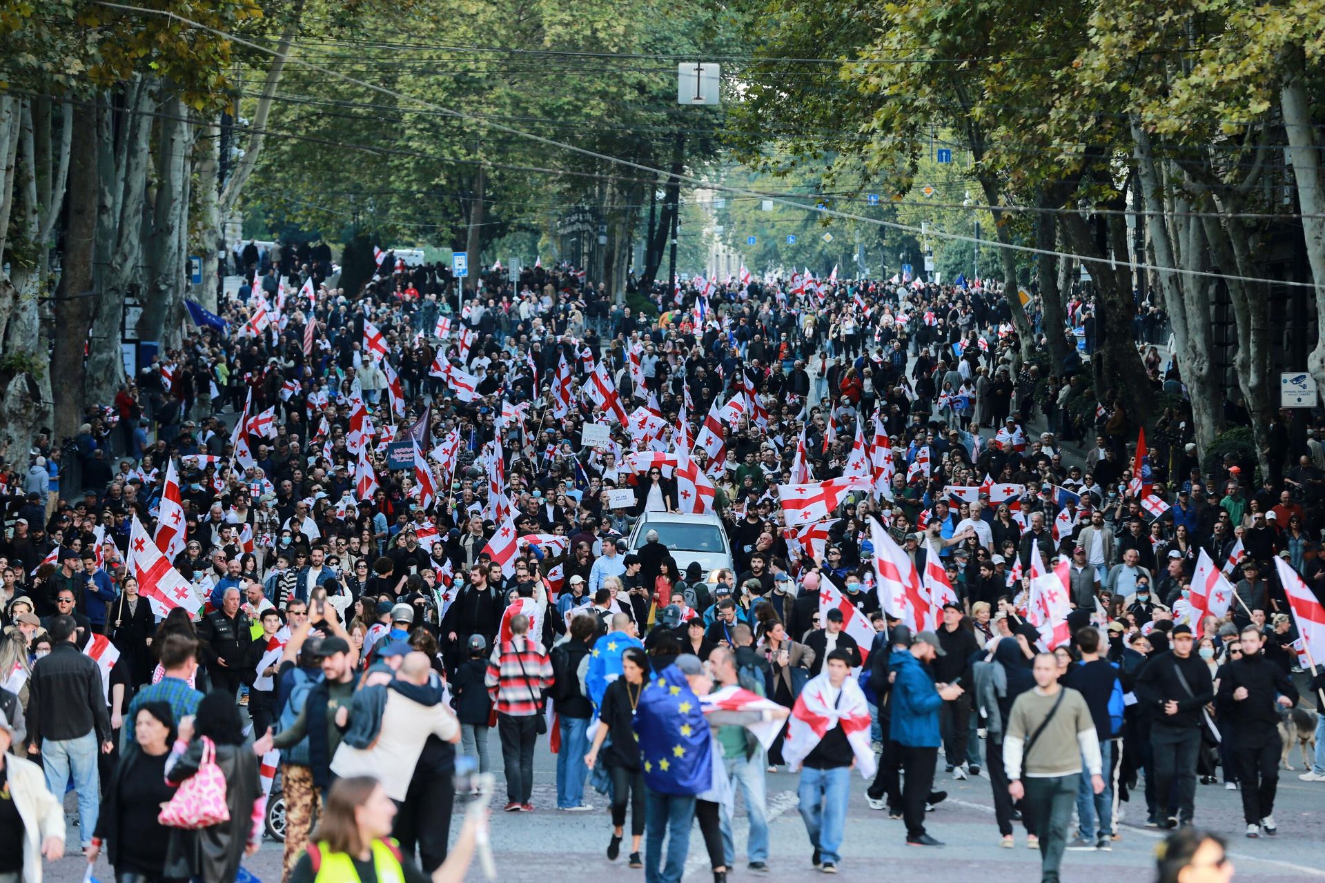 Opposition supporters with Georgian national flags gather in the city center of Tbilisi, Georgia, on Saturday, Oct. 4, 2025, boycotting the municipal elections and call for the release of political opponents. - Sputnik International, 1920, 04.10.2025
