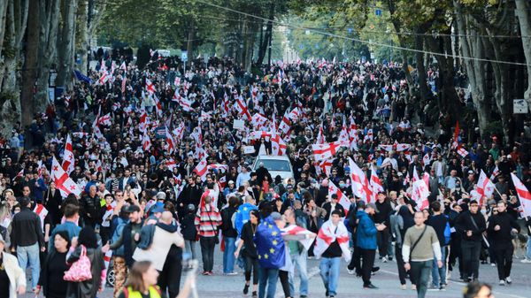 Opposition supporters with Georgian national flags gather in the city center of Tbilisi, Georgia, on Saturday, Oct. 4, 2025, boycotting the municipal elections and call for the release of political opponents. - Sputnik International