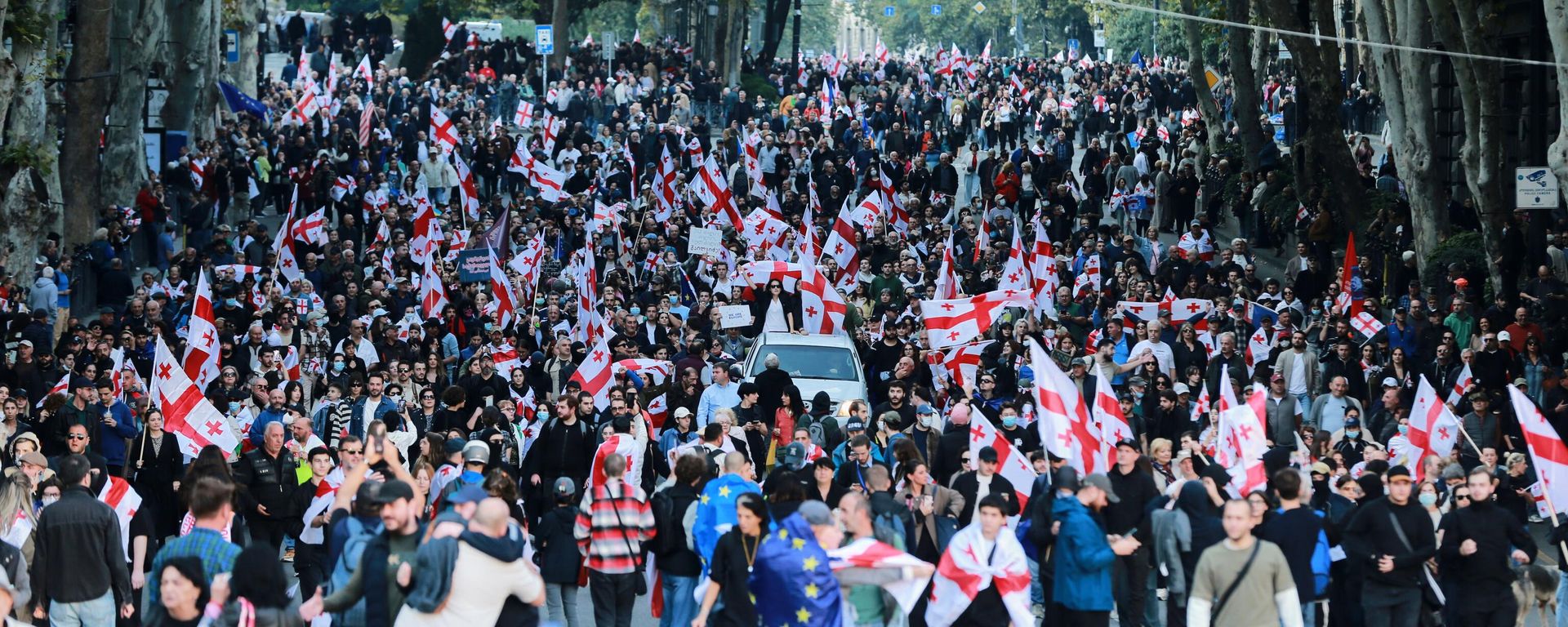 Opposition supporters with Georgian national flags gather in the city center of Tbilisi, Georgia, on Saturday, Oct. 4, 2025, boycotting the municipal elections and call for the release of political opponents. Opposition supporters with Georgian national flags gather in the city center of Tbilisi, Georgia, on Saturday, Oct. 4, 2025, boycotting the municipal elections and call for the release of political opponents. - Sputnik International, 1920, 06.10.2025
