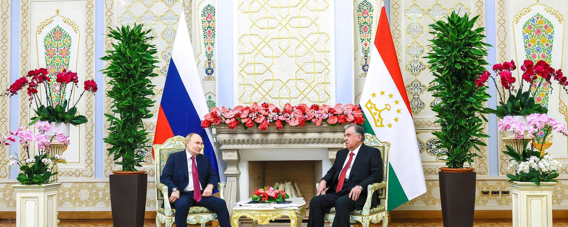 Russian President Vladimir Putin and Tajik President Emomali Rahmon in Dushanbe Russian President Vladimir Putin and Tajik President Emomali Rahmon in Dushanbe - Sputnik International, 1920, 09.10.2025