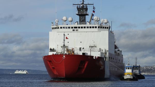 In this Nov. 30, 2018, file photo tugboats help the US Coast Guard Cutter Healy icebreaker into her homeport of Seattle, as a Washington state ferry passes in the background following a four-month deployment to the Arctic Ocean. - Sputnik International