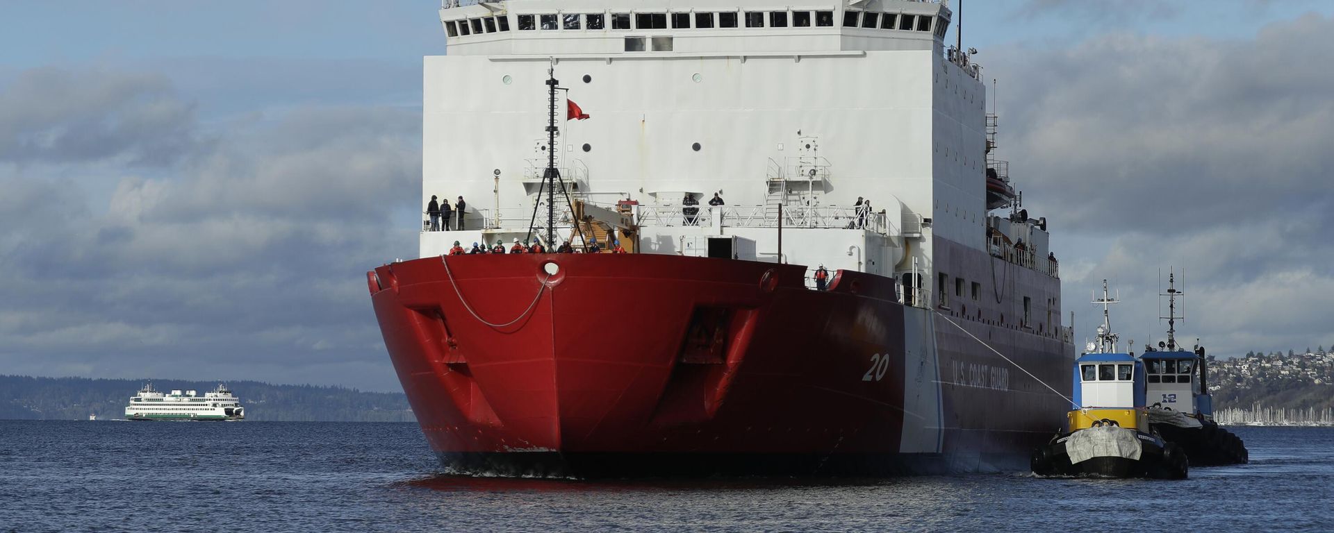 In this Nov. 30, 2018, file photo tugboats help the US Coast Guard Cutter Healy icebreaker into her homeport of Seattle, as a Washington state ferry passes in the background following a four-month deployment to the Arctic Ocean. In this Nov. 30, 2018, file photo tugboats help the US Coast Guard Cutter Healy icebreaker into her homeport of Seattle, as a Washington state ferry passes in the background following a four-month deployment to the Arctic Ocean. - Sputnik International, 1920, 11.10.2025