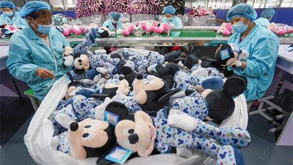 Workers work at a plush toy factory in Jinhuai village of Yangzhou, East China's Jiangsu province. File photo. - Sputnik International