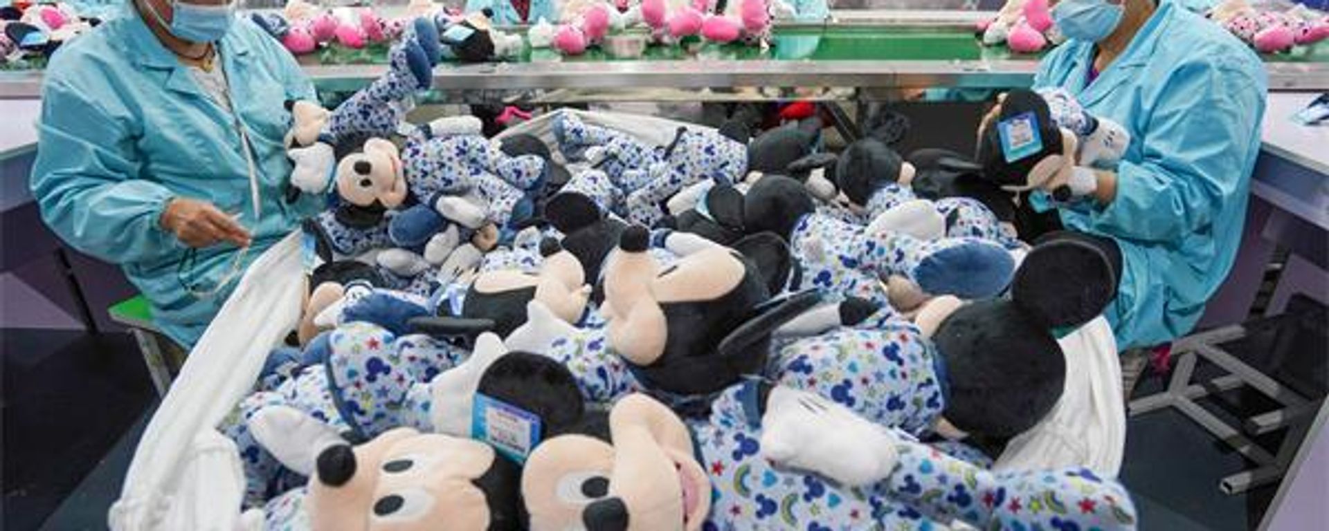 Workers work at a plush toy factory in Jinhuai village of Yangzhou, East China's Jiangsu province. File photo. - Sputnik International, 1920, 11.10.2025