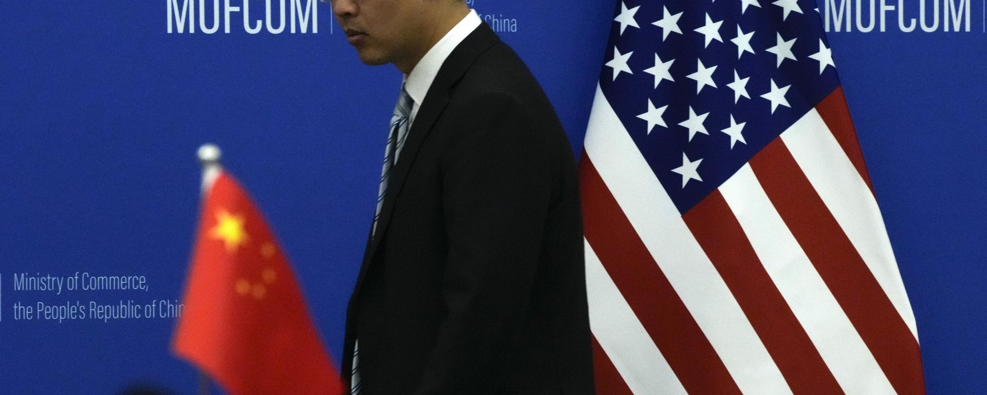 The China and US national flags before a meeting between Commerce Secretary Gina Raimondo and Chinese Minister of Commerce Wang Wentao at the Ministry of Commerce - Sputnik International, 1920, 01.09.2026