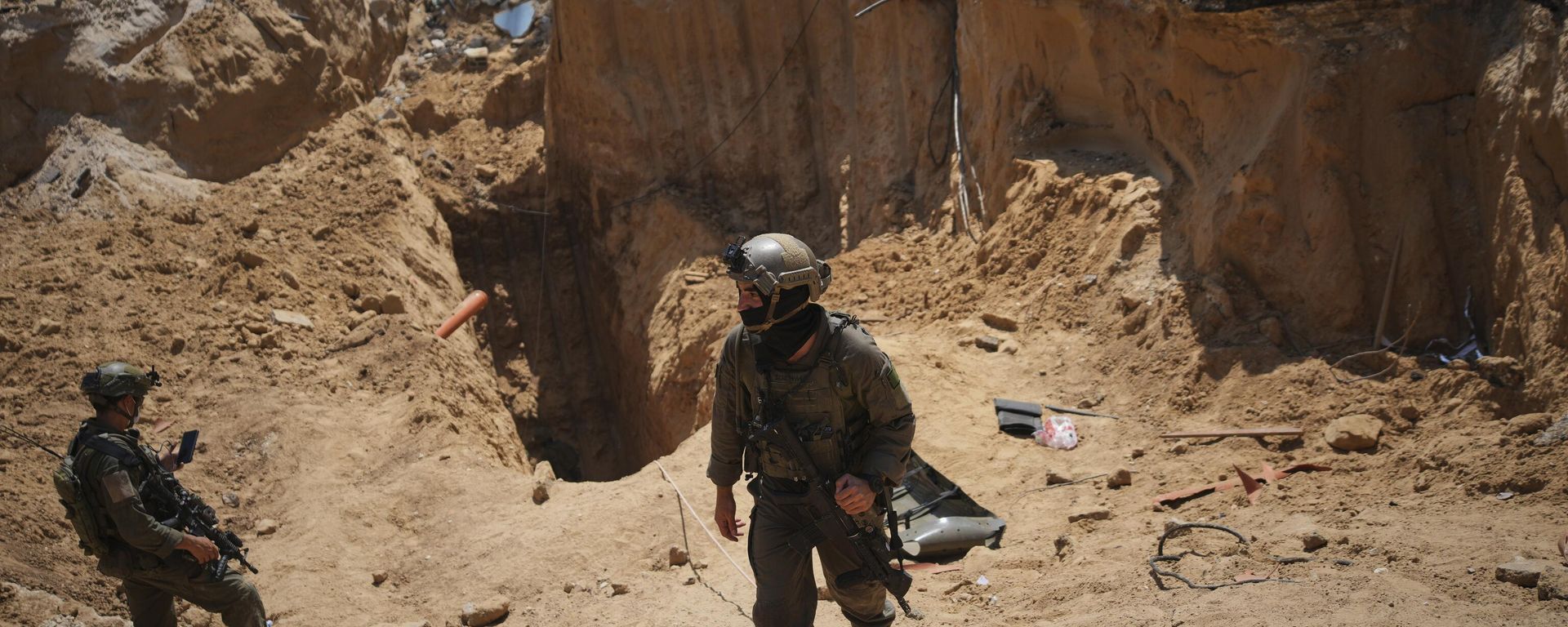 Israeli soldiers stand next to an entrance of a tunnel under the European Hospital in Khan Younis in southern Gaza, where the Israeli military claims that Hamas militants operated, on Sunday, June 8, 2025. ( Israeli soldiers stand next to an entrance of a tunnel under the European Hospital in Khan Younis in southern Gaza, where the Israeli military claims that Hamas militants operated, on Sunday, June 8, 2025. ( - Sputnik International, 1920, 12.10.2025