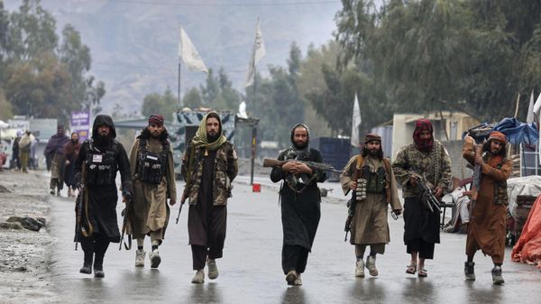 Taliban fighters patrol near the closed Torkham border with Pakistan. - Sputnik International