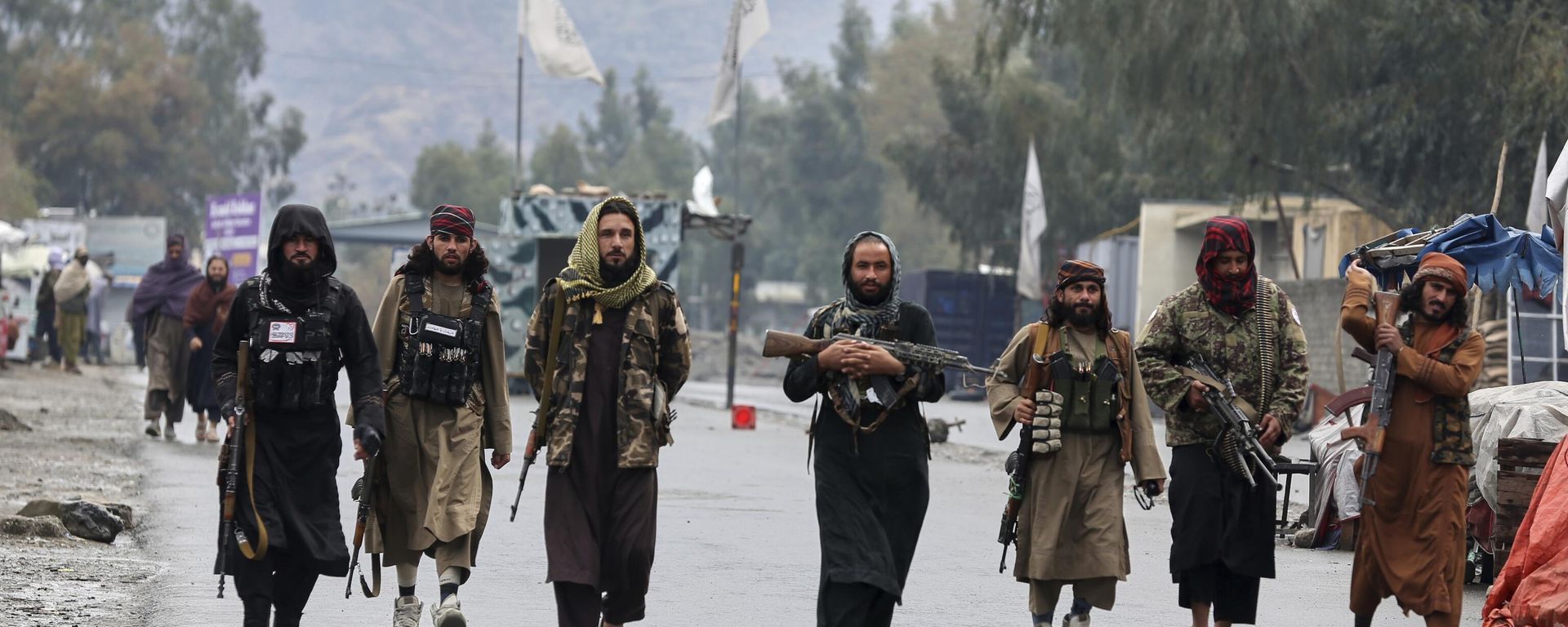 Taliban fighters patrol near the closed Torkham border with Pakistan. Taliban fighters patrol near the closed Torkham border with Pakistan. - Sputnik International, 1920, 12.10.2025