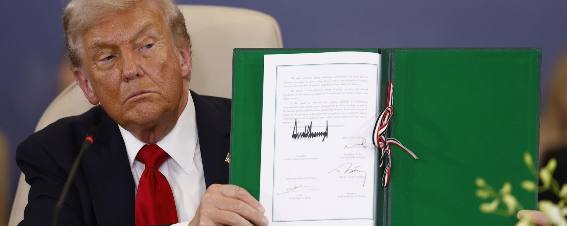 President Donald Trump shows a signed document during the signature ceremony at the Gaza International Peace Summit, in Sharm el-Sheikh, Egypt, Monday, Oct.13 2025. President Donald Trump shows a signed document during the signature ceremony at the Gaza International Peace Summit, in Sharm el-Sheikh, Egypt, Monday, Oct.13 2025. - Sputnik International, 1920, 13.10.2025