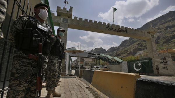 Pakistani paramilitary soldiers stand guard at Torkham border crossing, in Khyber district, Pakistan, Tuesday, Aug. 3, 2021 - Sputnik International