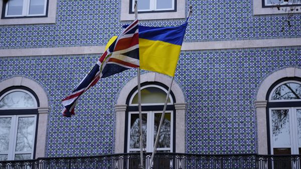 The United Kingdom and Ukraine flags fly on the balcony of the UK embassy in Lisbon, March 4, 2022.  - Sputnik International
