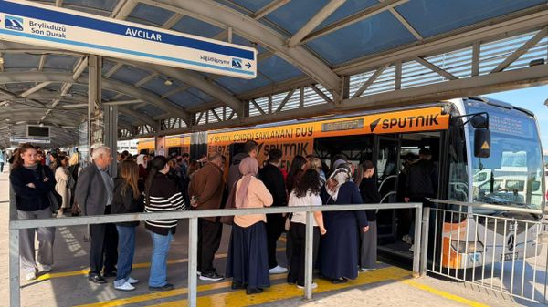 Sputnik Turkiye’s newly branded metrobuses have begun operating in Istanbul  - Sputnik International