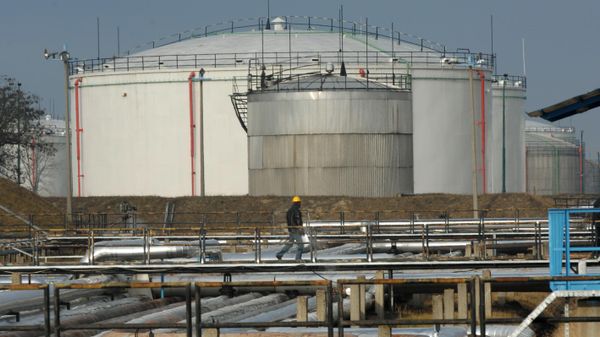 An engineer of the Hungarian Oil and Gas Company (MOL) checks the receiving area of the Druzhba (Friendship) oil pipeline in the country's largest oil refinery in Szazhalombata, south of Budapest, Hungary. File ph - Sputnik International