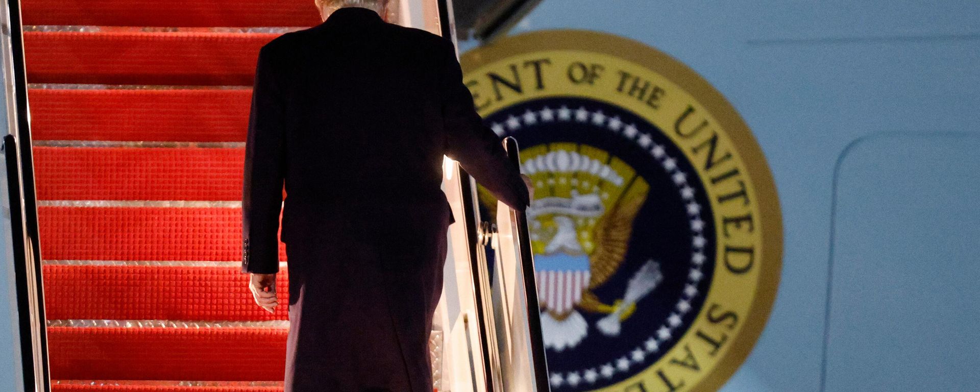 President Donald Trump walks up the stairs of Air Force One as he boards upon his arrival at Joint Base Andrews, Md., Friday, Oct. 24, 2025. President Donald Trump walks up the stairs of Air Force One as he boards upon his arrival at Joint Base Andrews, Md., Friday, Oct. 24, 2025. - Sputnik International, 1920, 25.10.2025