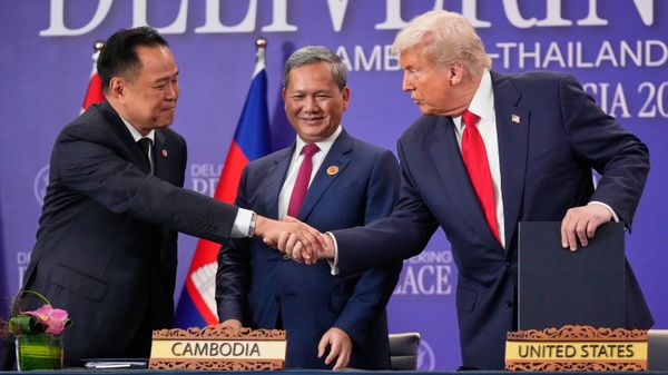 President Donald Trump shakes hands with Thailand's Prime Minister Anutin Charnvirakul, left, as Cambodian Prime Minister Hun Manet watches during a signing ceremony on the sidelines of the ASEAN Summit in Kuala Lumpur, Malaysia, Sunday, Oct. 26, 2025. - Sputnik International