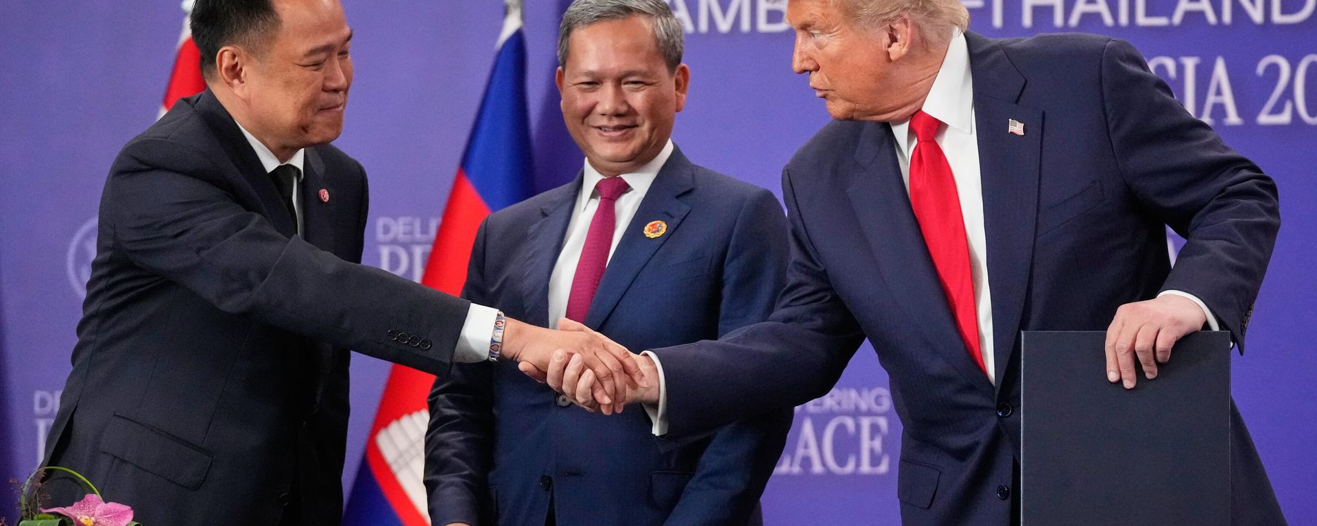 President Donald Trump shakes hands with Thailand's Prime Minister Anutin Charnvirakul, left, as Cambodian Prime Minister Hun Manet watches during a signing ceremony on the sidelines of the ASEAN Summit in Kuala Lumpur, Malaysia, Sunday, Oct. 26, 2025. President Donald Trump shakes hands with Thailand's Prime Minister Anutin Charnvirakul, left, as Cambodian Prime Minister Hun Manet watches during a signing ceremony on the sidelines of the ASEAN Summit in Kuala Lumpur, Malaysia, Sunday, Oct. 26, 2025. - Sputnik International, 1920, 26.10.2025