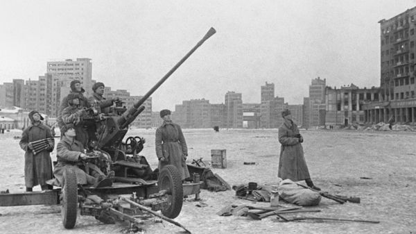 The Great Patriotic War of 1941-1945. Kharkov Offensive Front Operation by the troops of the Voronezhsky Front. On Dzerzhinsky Square during the battles for the liberation of Kharkov - Sputnik International