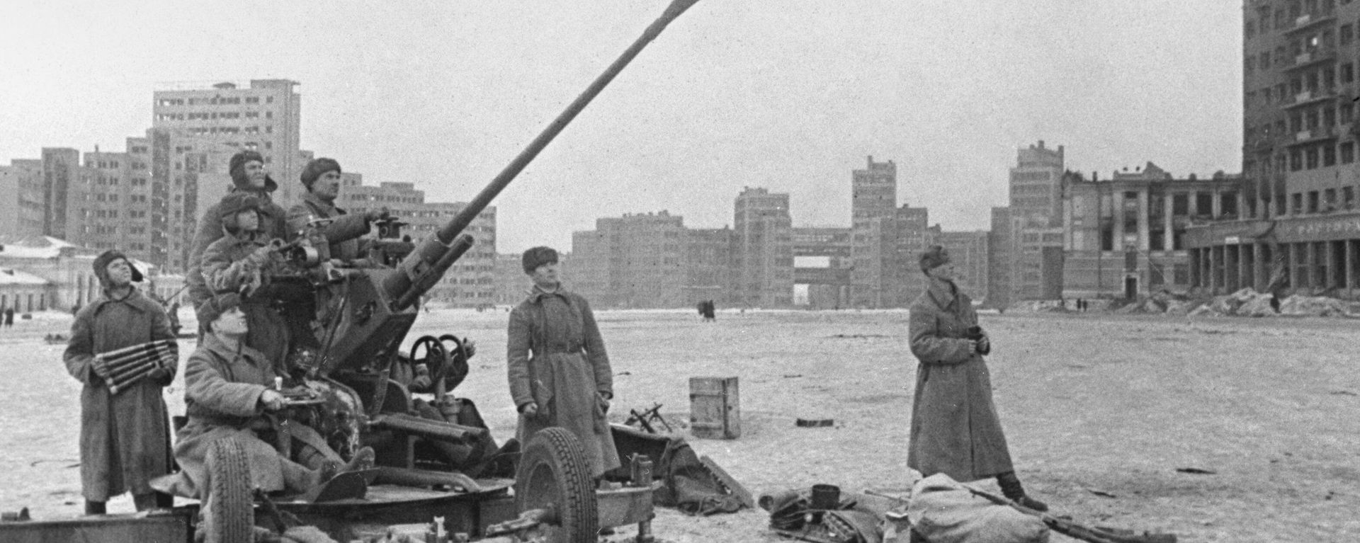 The Great Patriotic War of 1941-1945. Kharkov Offensive Front Operation by the troops of the Voronezhsky Front. On Dzerzhinsky Square during the battles for the liberation of Kharkov The Great Patriotic War of 1941-1945. Kharkov Offensive Front Operation by the troops of the Voronezhsky Front. On Dzerzhinsky Square during the battles for the liberation of Kharkov - Sputnik International, 1920, 28.10.2025