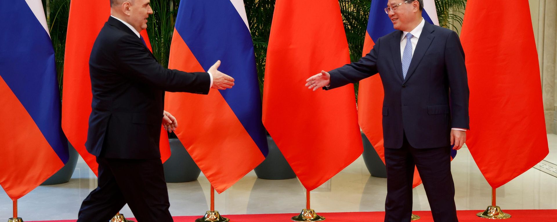 Russian Prime Minister Mikhail Mishustin and Chinese Premier Li Qiang Russian Prime Minister Mikhail Mishustin and Chinese Premier Li Qiang - Sputnik International, 1920, 03.11.2025
