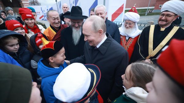 Russian President Vladimir Putin lays flowers at the Minin and Pozharsky monument on National Unity Day, November 4 - Sputnik International
