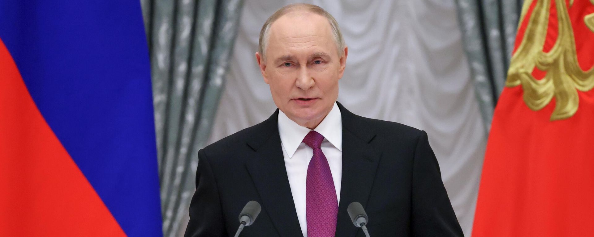 Russian President Vladimir Putin awards state decorations and the President’s Award at the Kremlin for contributions to strengthening the unity of the Russian nation on National Unity Day, November 4 - Sputnik International, 1920, 05.11.2025