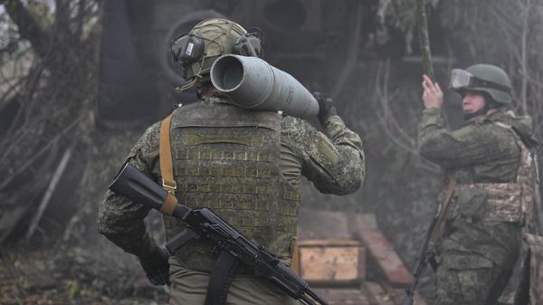 Combat work of a 2S5 Giatsint-S crew near Krasnoarmeysk (Pokrovsk) - Sputnik International