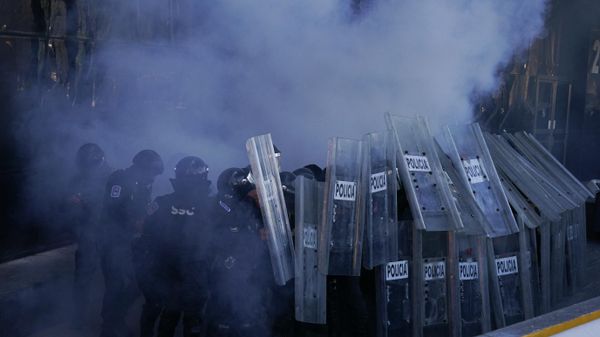 Police officers take cover behind a shield wall during clashes with demonstrators outside of Mexico's Attorney General's Office in Mexico City, Thursday, Sept. 22, 2022 - Sputnik International