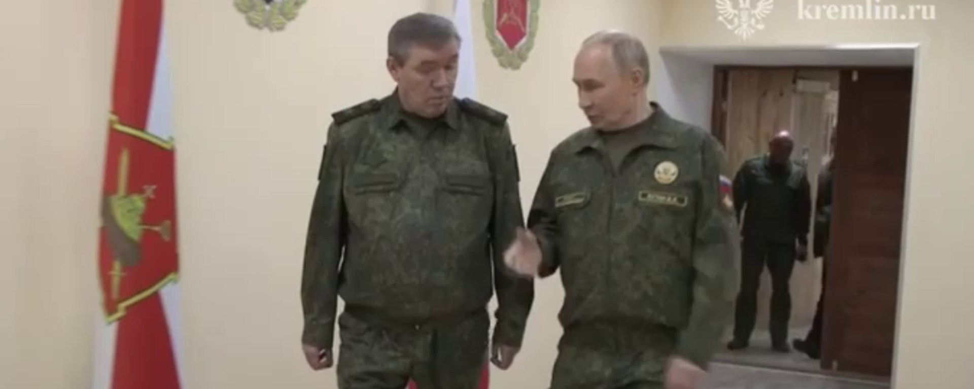 President Putin speaks to the chief of Russia's General Staff during a visit to a Zapad Battlegroup command post. Screenshot of video. President Putin speaks to the chief of Russia's General Staff during a visit to a Zapad Battlegroup command post. Screenshot of video. - Sputnik International, 1920, 20.11.2025