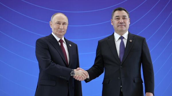 Russian President Vladimir Putin and Kyrgyz President Sadyr Japarov at a meeting of the CSTO Collective Security Council in Bishkek - Sputnik International