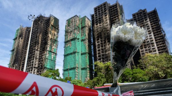 A bouquet of flower sits near the fire scene at Wang Fuk Court, a residential estate in the Tai Po district of Hong Kong's New Territories, Friday, Nov. 28, 2025 - Sputnik International