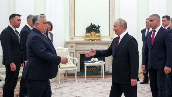 Russian President Vladimir Putin and Hungarian Prime Minister Viktor Orban move to shake hands during Orban's visit to Moscow. November 28, 2025. - Sputnik International
