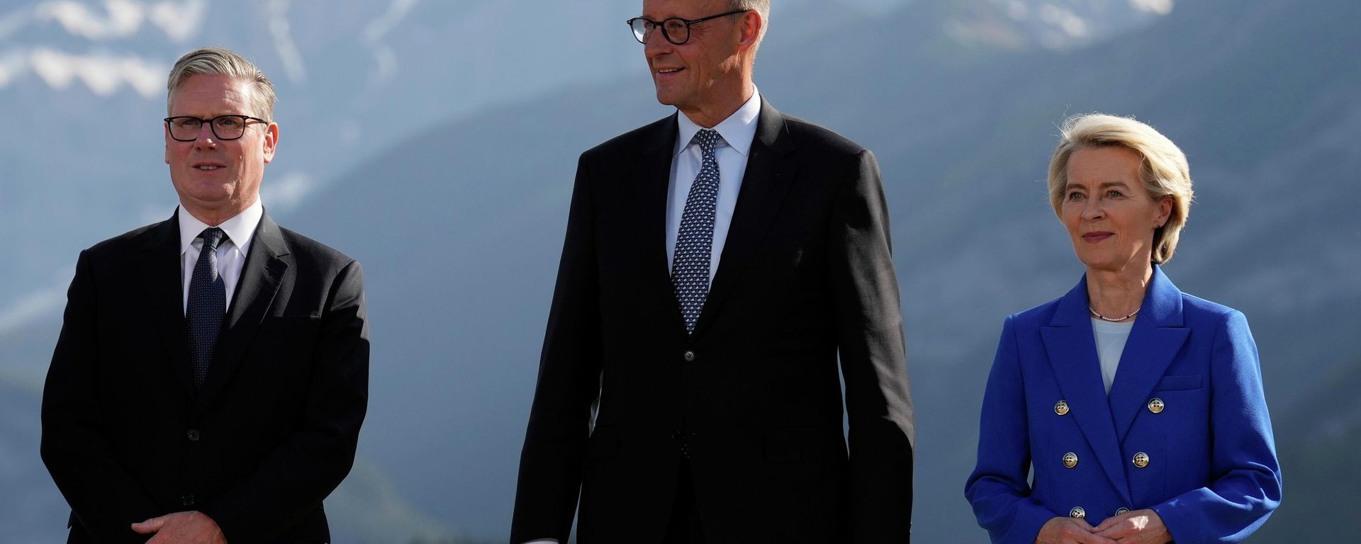 Britain's Prime Minister Keir Starmer, Germany's Chancellor Friedrich Merz, and European Commission President Ursula von der Leyen arrive for a group photo at the G7 Summit, Monday, June 16, 2025, in Kananaskis, Canada. - Sputnik International, 1920, 10.01.2026