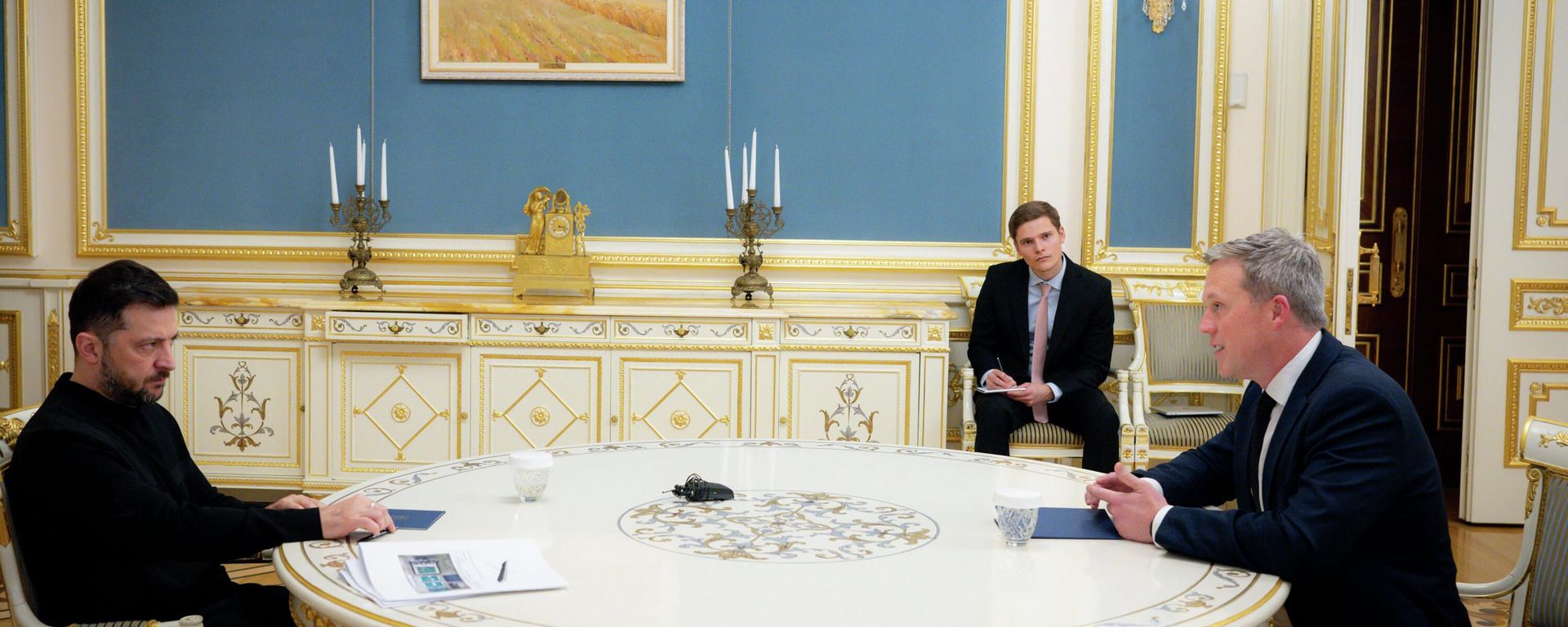 Zelensky, left, talks with US Secretary of the Army Dan Driscoll in Kiev, Ukraine, Thursday, Nov. 20, 2025. Zelensky, left, talks with US Secretary of the Army Dan Driscoll in Kiev, Ukraine, Thursday, Nov. 20, 2025. - Sputnik International, 1920, 29.11.2025