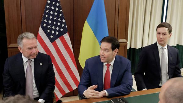 Special Envoy Steve Witkoff, left, Secretary of State Marco Rubio, center, and Jared Kushner attend a meeting with Ukrainian officials Sunday, Nov. 30, 2025, in Hallandale Beach, Fla.  - Sputnik International