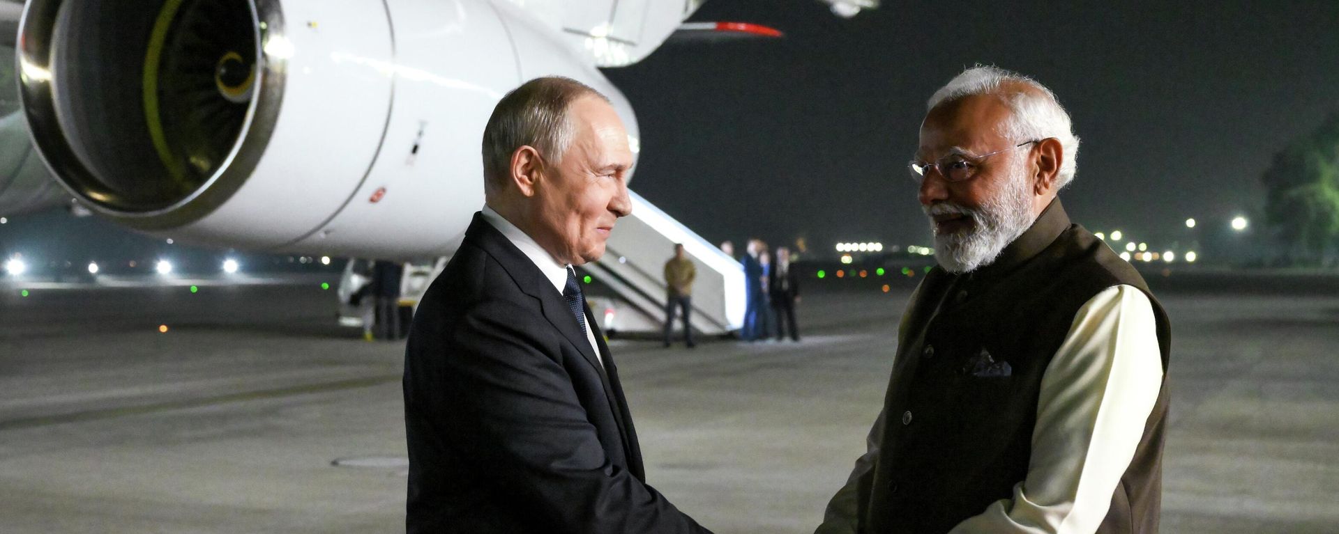 Indian Prime Minister Narendra Modi personally greeted Russian President Vladimir Putin Indian Prime Minister Narendra Modi personally greeted Russian President Vladimir Putin - Sputnik International, 1920, 04.12.2025