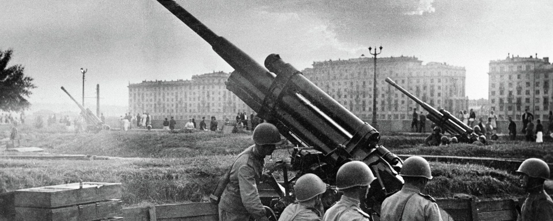 Red Army troops are seen being on alert during Battle of Moscow. File photo Red Army troops are seen being on alert during Battle of Moscow. File photo - Sputnik International, 1920, 05.12.2025