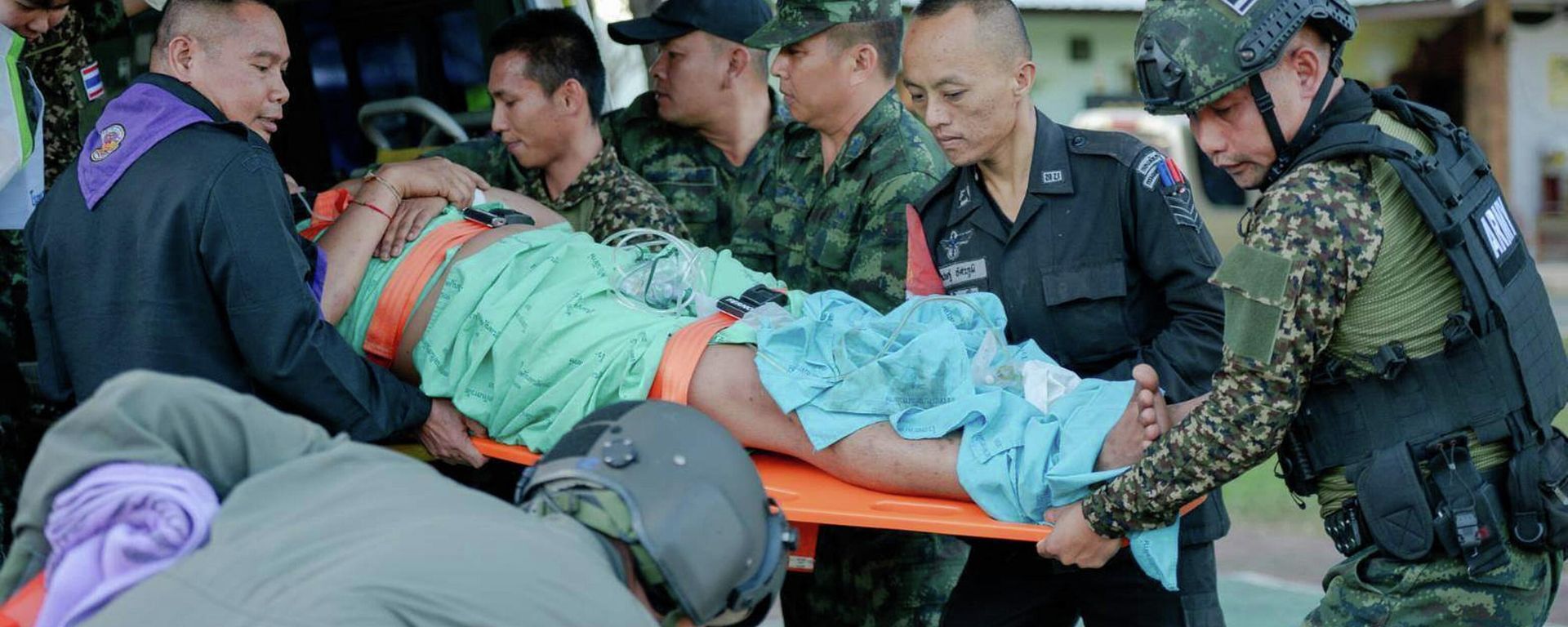 In this photo released by Royal Thai Army, a wounded Thai soldier is carried to be transferred to a hospital in Sisaket province, Thailand, Sunday, Dec. 7, 2025, after, according to a Thai army spokesperson, Cambodian troops fired into Thai territory. In this photo released by Royal Thai Army, a wounded Thai soldier is carried to be transferred to a hospital in Sisaket province, Thailand, Sunday, Dec. 7, 2025, after, according to a Thai army spokesperson, Cambodian troops fired into Thai territory. - Sputnik International, 1920, 08.12.2025