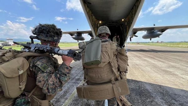 U.S. soldiers board a U.S. C130 military plane at Lal-lo, Cagayan International Airport, northern Philippines as part of Philippines and U.S. joint military drills called Balikatan or shoulder to shoulder, on Saturday April 26, 2025.  - Sputnik International