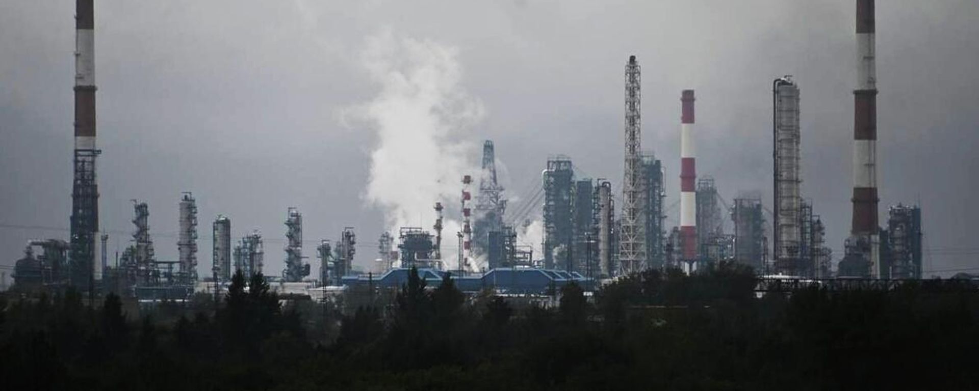 Fire at Russian oil refinery Fire at Russian oil refinery - Sputnik International, 1920, 10.12.2025