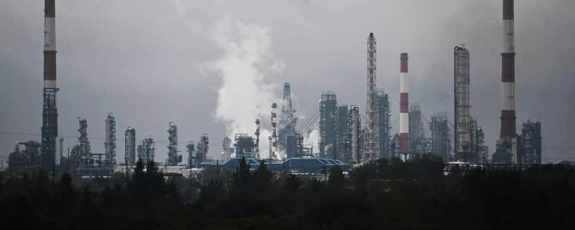 Fire at Russian oil refinery - Sputnik International, 1920, 14.10.2026