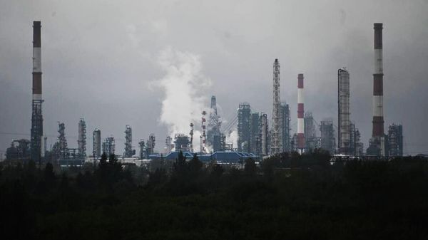 Fire at Russian oil refinery - Sputnik International