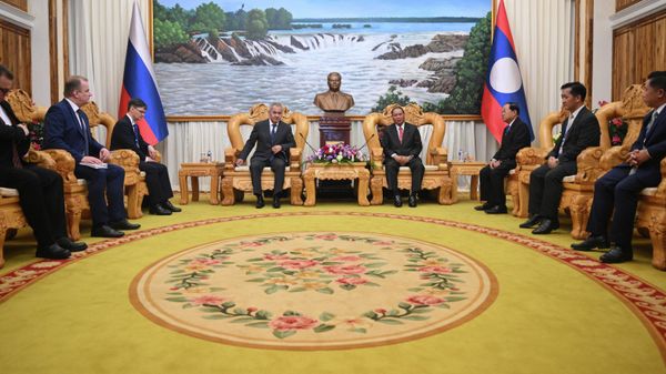 Russian Security Council Chairman Sergei Shoigu at a meeting with Lao Prime Minister Sonexay Siphandone in Vientiane - Sputnik International